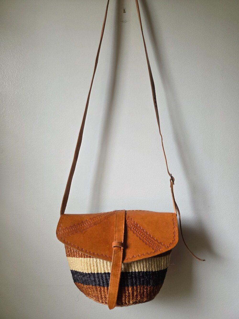 EUC LIKE NEW GENUINE LEATHER TOOLED SISAL CROSSBODY BAG